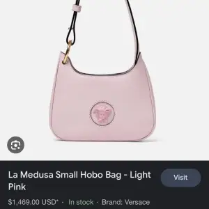 Säljer min Versace väska i modellen la medusa mini hobo bag från sommarkollektionen. Väskan är i nyskick och har bara använt den 2 gånger totalt då den tyvärr inte kommer till användning. Nypris är runt 14.000kr. Original lådan tillkommer~💕