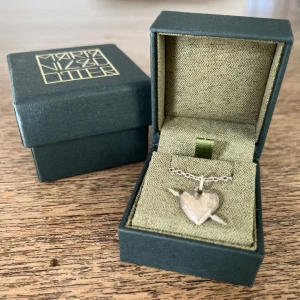 Halsband Maria Nilsdotter  - Superfint och populärt halsband från Maria Nilsdotter i fint skick. Kedjan är i längden 40 cm, berlocken går också att ta av om man vill byta kedja. Asken och lådan ingår🩵