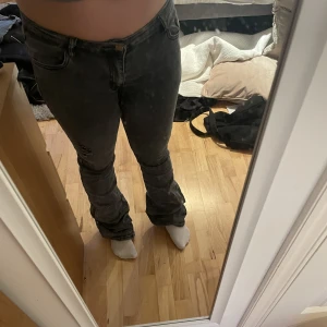 Low waist jeans  -  LOW waist jeans, de har vart trasiga mellan bena men det är sytt med grå tråd så syns ej!! De är VÄLDIGT stretchiga! Säljer de pågrund av att de är  för långa❤️ Finns ingen lapp så vet ej storlek men skulle säga runt xs-s🤩