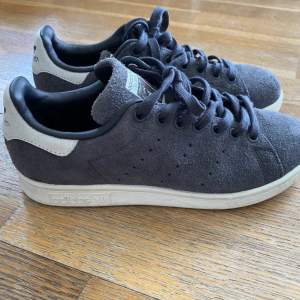 Säljer dessa coola stan smith i strl 38💞 sparsamt använda och inga deffekter