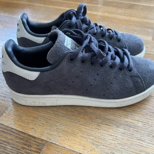 Stan smith - Säljer dessa coola stan smith i strl 38💞 sparsamt använda och inga deffekter