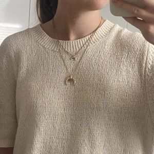 Guldigt halsband - Två guldiga halsband från NA-KD. Kedjan har mörknat lite men inget som märks när man har de på