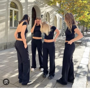 Alobha kostymbyxor - Säljer mina favoritkostymbyxor från Alobha som tyvärr blivit för stora. Lite insydda i midjan samt benen men annars jättefint skick. Går att sprätta om man skulle vilja. Väldigt långa i benen och lowwaist.💓