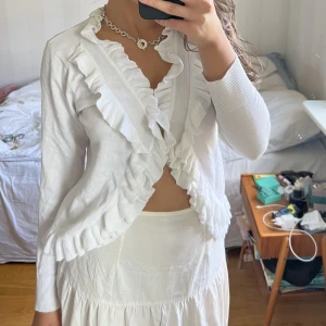 Stickad topp - Supersöt stickad kofta / topp med volanger ✨🌸 Storlek L men jag på bilden när S/M