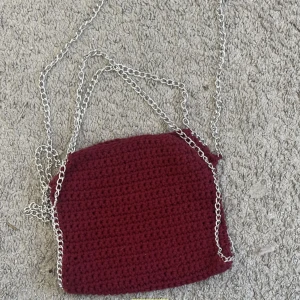 Röd falabella väska - ⚠️Inte mina bilder⚠️ köpte väskan på Plick men den har inte kommit till användning sp säljer vidare den