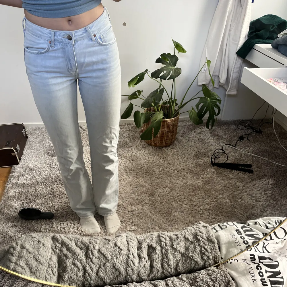 Superfina ljusblåa jeans med straigtfit köpta på bikbok. Perfekt längd för mig som är 172 cm🪩🪩. Jeans & Byxor.