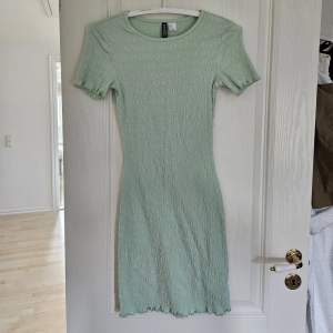 Superfin grön klänning från HM. Klänningen är endast testad! Storlek XS