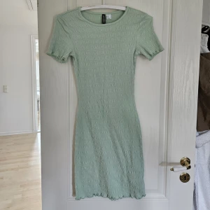 Grön klänning  - Superfin grön klänning från HM. Klänningen är endast testad! Storlek XS