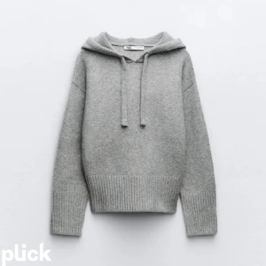 Zara Hoodie - Säljer min supermysiga hoodie från zara. Endast använd två ggr så den är i nyskick! Storlek M men sitter bra på mig som har S.