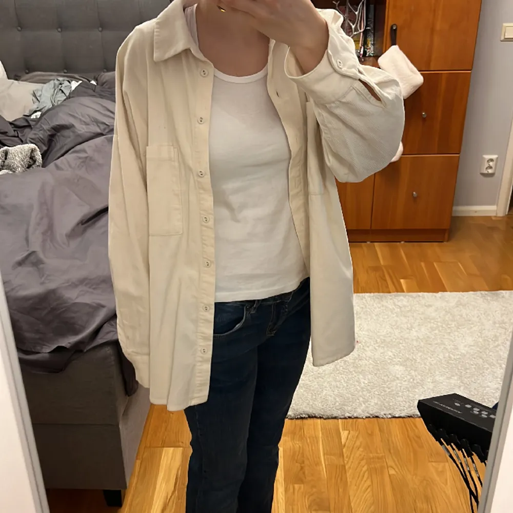 Fin oversized beige skjortjacka från H&M. Ny skick eftersom den bara är använd 1 gång. Strl S men eftersom den är oversized passar den även större storlekar. Säljer även samma jacka men i pastellgrön. Köpt för 200 kr🩷. Skjortor.