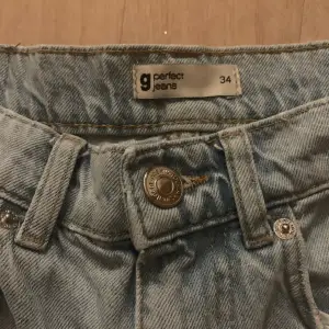 High Waisted jeans ifrån Gina Tricot💗 sydda vid hålen finns på bild 3! Köpta för 150, säljer för 99❤️✨