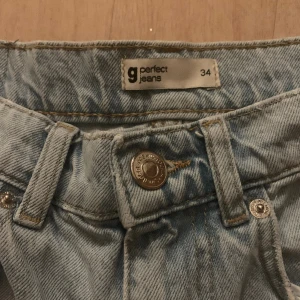 Gina jeans - High Waisted jeans ifrån Gina Tricot💗 sydda vid hålen finns på bild 3! Köpta för 150, säljer för 99❤️✨