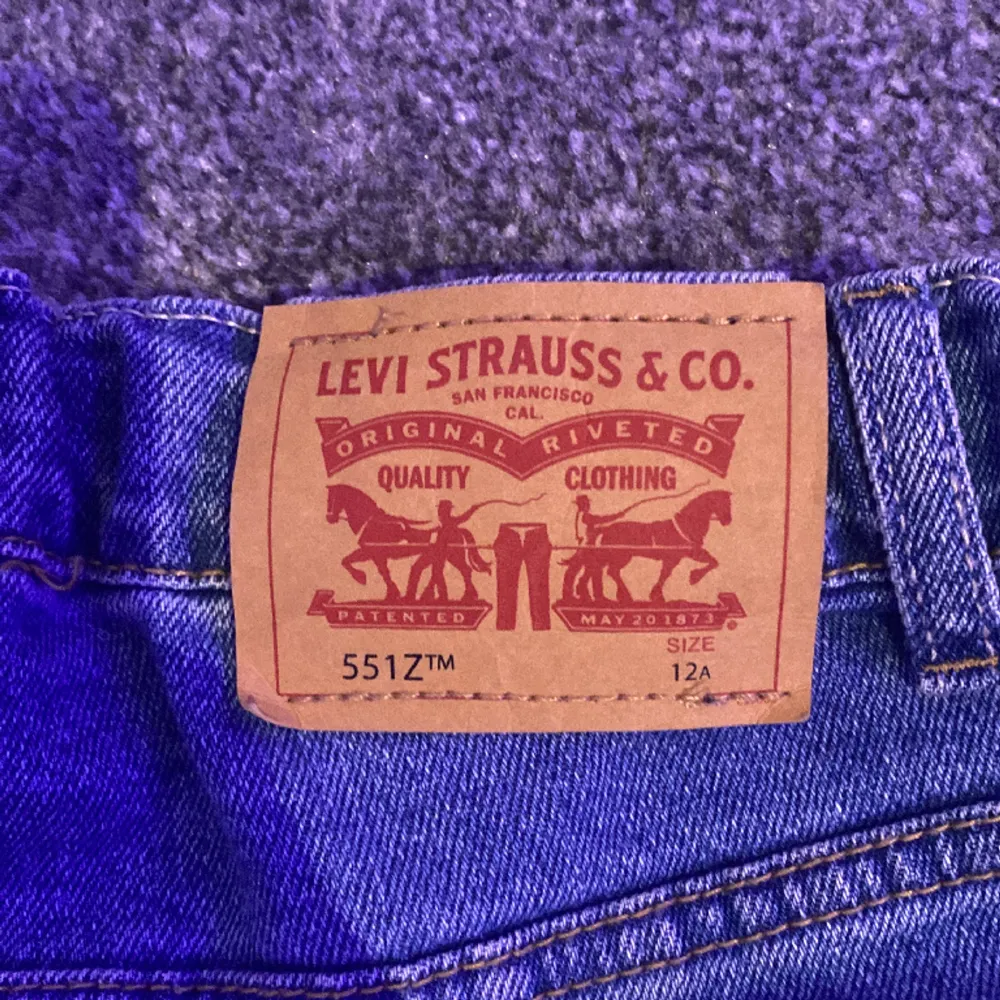 Säljer dessa lågmidjade Levis Jeansen på grund av att det är för små för mig. Dem är storlek 12A, de heter Authentic straight. Dem är jätte stretchiga och sköna för att vara Jeans! Original pris runt 1000. Säljer för 650 pågrund av att de är begagnade!💕💕. Jeans & Byxor.
