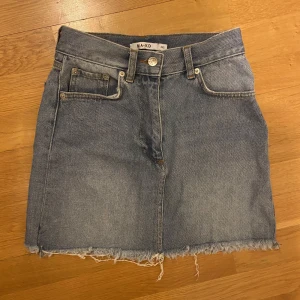 Superfin kjol från NA-KD - Jeanskjol i super bra skick från NA-KD. Nypris 680kr.