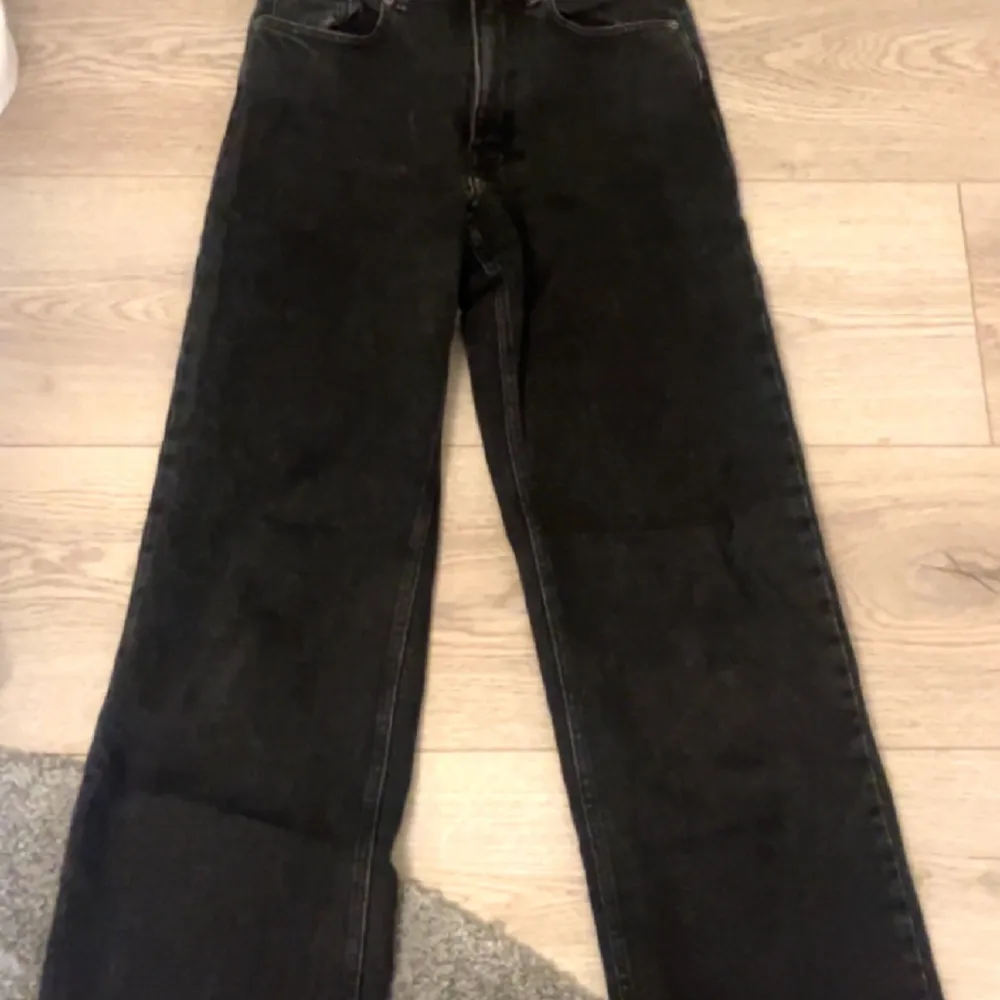 Säljer dessa svarta jeans från märket Only. Storlek 28/32 och är något korta för mig som är 170💖 köpta för 449kr. I bra skick, skriv för fler bilder🫶🏻 Kolla in mina andra annonser där jag säljer kostymbyxor och en jacka🩷. Jeans & Byxor.