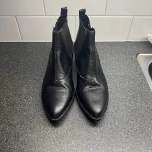 Skor stl.38 - Mycket fina skor. Endast gångna i vid något tillfälle. Stl.38