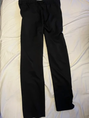 Svarta kostymbyxor  - Säljer dessa svarta kostymbyxor. Mycket snygga och sköna. Tvättas innan. Bra skick. 