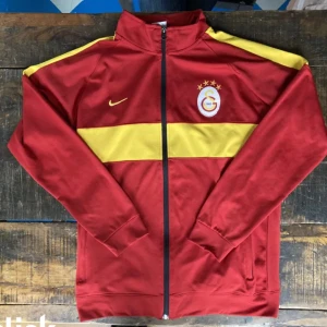 Röd nike tracksuit överdel - Fett najs