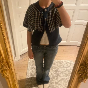 Kortärmad kofta - Så snygg kofta i ponchoaktig stil med  kortare ärm💕fint skick! Skriv vid funderingar och kolla in mina andra annonser😇