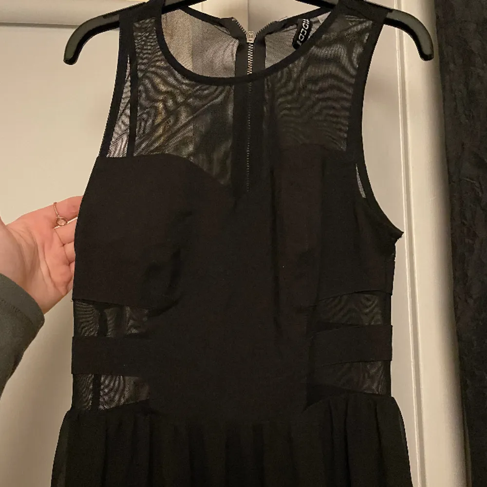 lång svart fin klänning som blivit för liten. den har två slitsar på varje sida (bild 2) 💕. Klänningar.