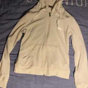 Zip Hoodie - Snygg och mysig zip Hoodie från Gina!!🤍🤍