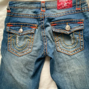 True Religion jeans  - Jätte fina Trueys i strl 27! De är flare och passar perfekt på mig som är 172cm 🤗 Endast använda en gång, inga defekter 🩷 Pris går att diskuteras