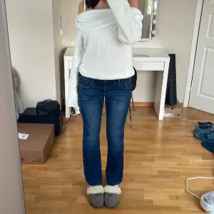 Så snygga jeans från Reese som tyvärr inte passar mig💕Jättebra skick! Midjemått:72cm (även stretchiga) innerben: 76cm. (Pris går att diskutera)