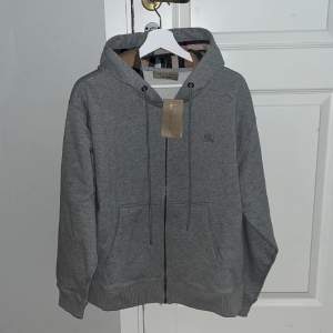 Säljer en fet burberry zip hoodie för att den tyvärr var för stor för mig, storleken är s men passar nog m. Bara att höra av sig om man vill ha lite mer tydligare och bättre bilder som tas i dagsljus.OBS tröjan är FAKE 