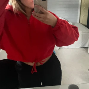 Zip hoodie - Röd zip hoodie, använd fåtal gånger. Storlek S