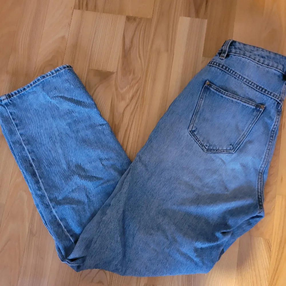 Högmidjade ljusblå jeans från abrand jeans, super sköna! Ordinarie pris 350kr +frakt 💗. Jeans & Byxor.