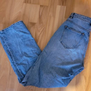 Ljusblå jeans - Högmidjade ljusblå jeans från abrand jeans, super sköna! Ordinarie pris 350kr +frakt 💗