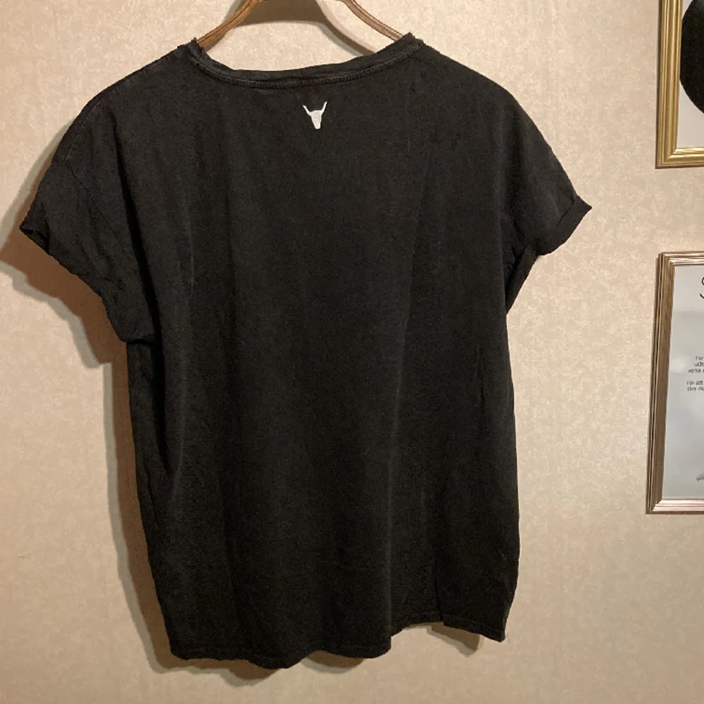 En svart Alix t-shirt med coolt tryck. Är i nyskick, slitage är stentvättat och tryckt :)   Nypris 700kr. T-shirts.