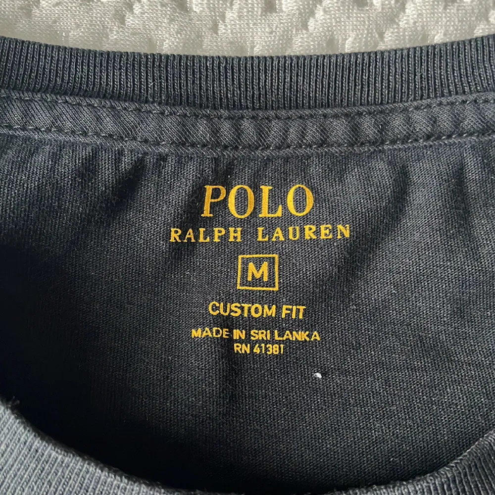Svart Ralph Lauren T-shirt, köpt för 699kr, säljs för 300kr. Inte använd mer än 20 gånger. Skick 9/10. Jag står för frakt.. T-shirts.