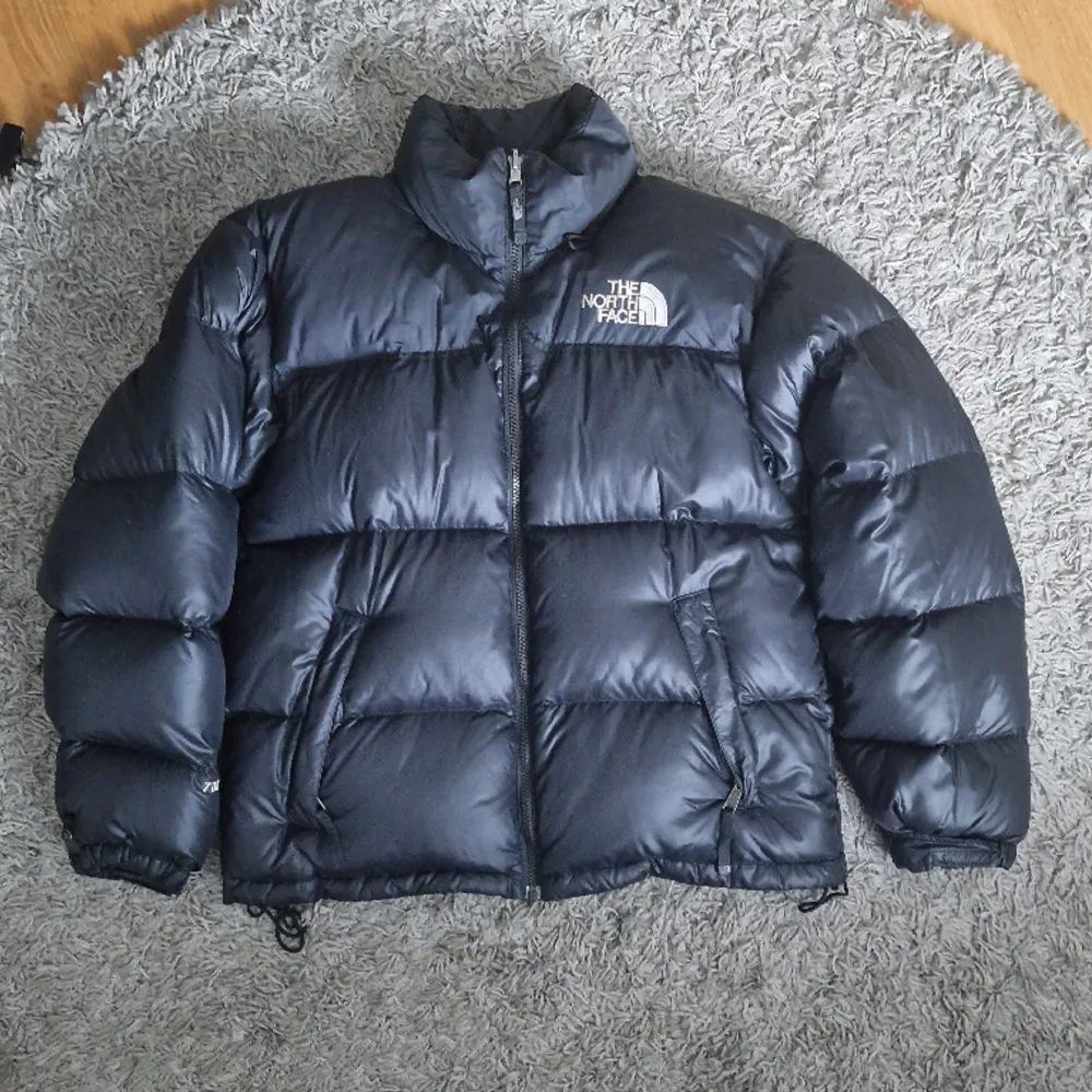 Äkta North Face 1996 Retro Nuptse Jacket som är perfekt för vintern. Perfekt skick utan skador. Pris går att diskuteras något. . Jackor.