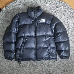 Äkta North Face 1996 Retro Nuptse Jacket som är perfekt för vintern. Perfekt skick utan skador. Pris går att diskuteras något. 