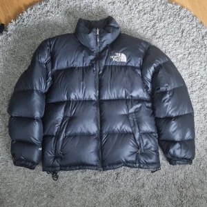 The North Face Jacka - Äkta North Face 1996 Retro Nuptse Jacket som är perfekt för vintern. Perfekt skick utan skador. Pris går att diskuteras något. 