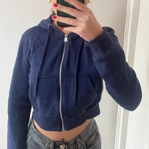 Kort marinblå ziphoodie  - Kort marinblå ziphoodie från H&M i storlek S. Den är ganska varm då den är lurvig på insidan (sista bilden)🫶🏽