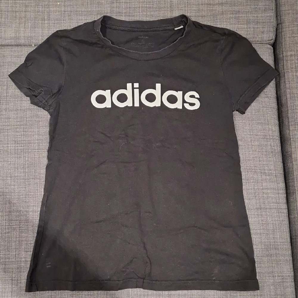 En snygg adidas t-shirt som är i ganska bra sick. Kontakta mig om ni önskar fler bilder.. T-shirts.