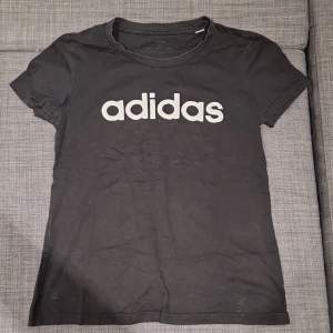 En snygg adidas t-shirt som är i ganska bra sick. Kontakta mig om ni önskar fler bilder.