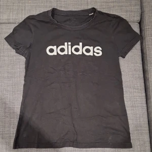 Svart adidas t-shirt  - En snygg adidas t-shirt som är i ganska bra sick. Kontakta mig om ni önskar fler bilder.