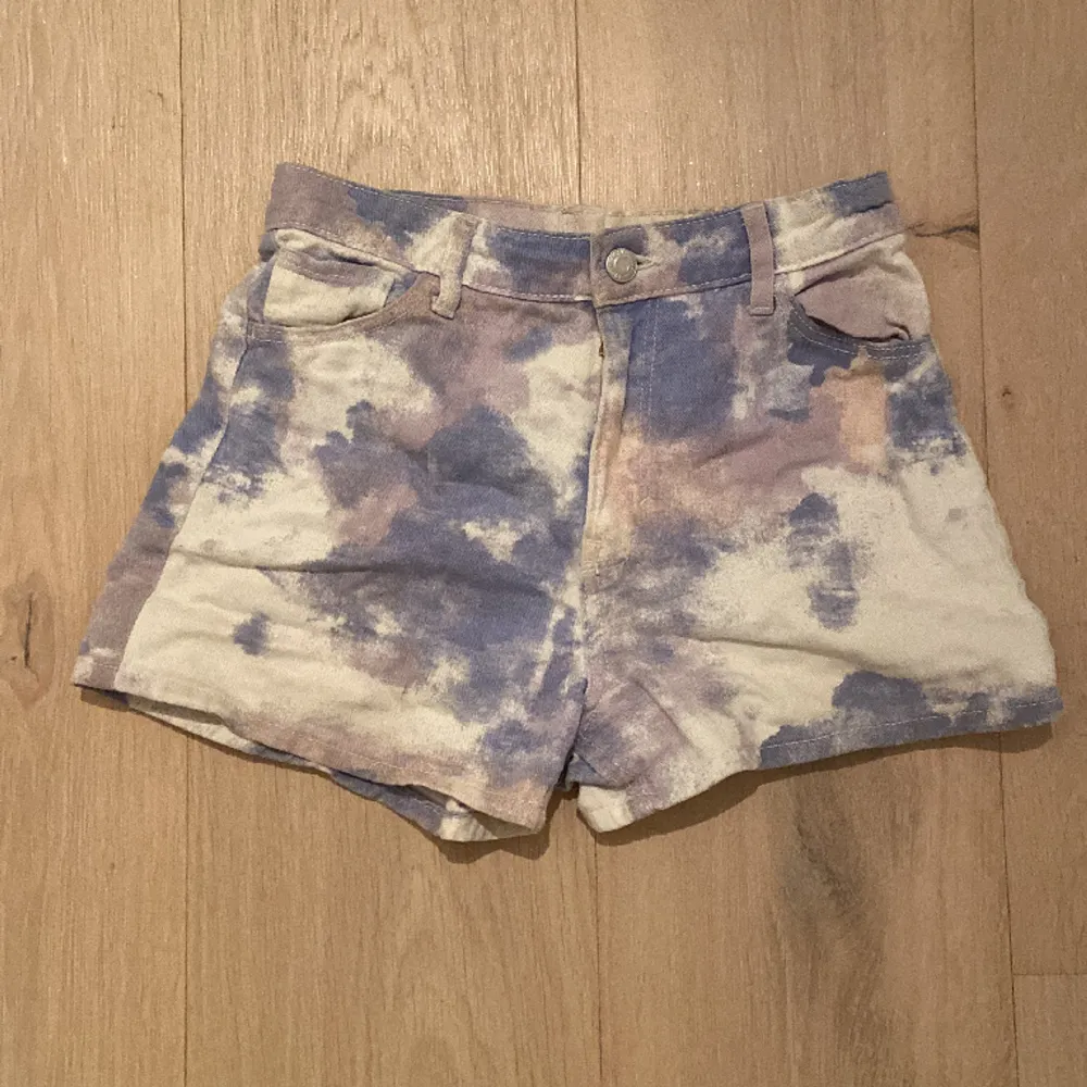  Tie-dye liknande shorts i blå, lila och vit. Shortsen är i andvänt skick men är fortfarande superfina!!!☺️. Shorts.