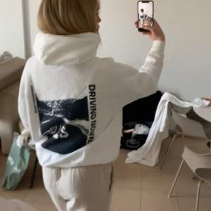 en basic vit hoodie med snyggt tryck bak, köpt i Spanien 