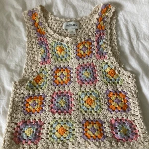 Virkad väst - Fin och färgglad virkad väst från monki. Supergullig💕