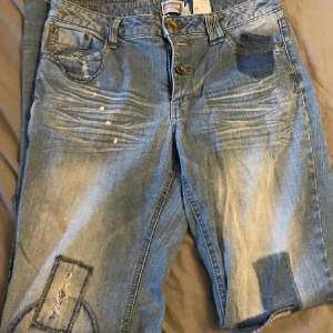 Jeans i hyfsat bra skick, 1 knapp fram saknas för att knäppa byxorna (sista bilden). Pris kan diskuteras