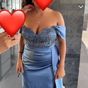 Balklänning  - Säljer en balklänning , använt den endast 1 gång under några timmar, super fin 