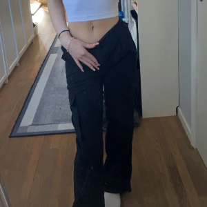 Cargo byxor - Mid Waist Cargobyxor - Denver Black från madlady.se Nyskick använda endast 1 gång. Storlek 32/regular i längd så passar va mellan 166-170cm. Nypris 599kr säljer för 450kr. 