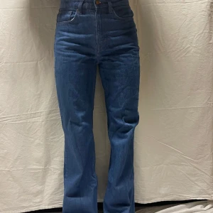 Utsvänga jeans  - Jeans från h&m i en utsvängd modell. Köpta för längesen så finns inte kvar i butik, men i bra skick då de är sparsamt använda! Inte stretchiga så passar nog en 36 perfekt! Gillar den mycket men är för små för mig :/ är 165cm 