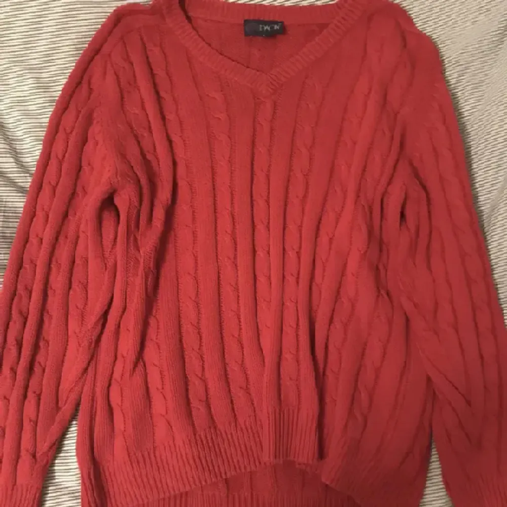 En röd tröja som passar bra lite oversized till xs/s men passar xs-l 💗 . Tröjor & Koftor.