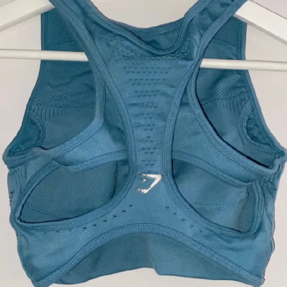 Tränings bh från gymshark, blå, kom gärna med prisförslag 🤍. Yläosat.