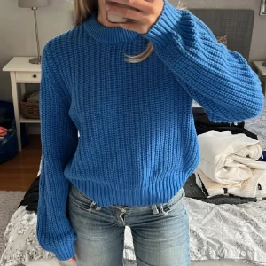 Blå stickad tröja - Stickad tröja från Kappahl i stl xs! Väldigt fint skick, nästintill oanvänd🙌🏼💗